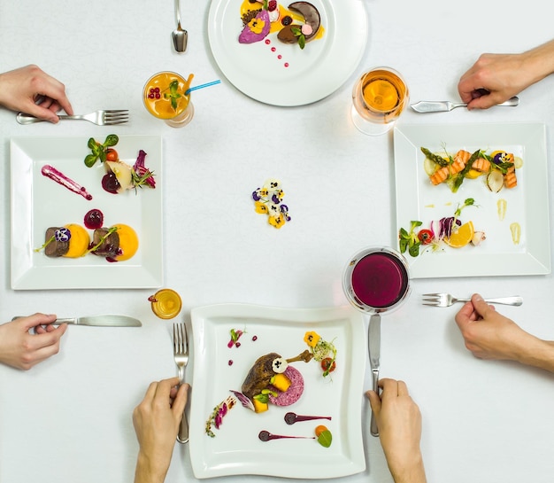 Mesa con varios platos